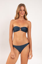 Laad de afbeelding in de Gallery-viewer, Model Front: Rio De Sol Bottom Bottom Shimmer-Shark Leblon
