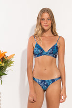 Laad de afbeelding in de Gallery-viewer, Model Front: Rio De Sol Top Top Reef Tri-Cos
