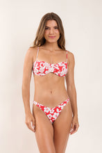 Laad de afbeelding in de Gallery-viewer, Model Front: Wednesday In Hawaii By Rio De Sol Top Top Pua-Hibiscus Coral
