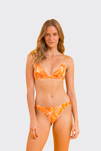 Laad de afbeelding in de Gallery-viewer, Model Front: Rio De Sol Bottom Bottom Trail-Orange Essential
