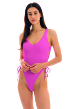 Laad de afbeelding in de Gallery-viewer, Model Front: Rio De Sol One-Piece St-Tpz Pink Zoe
