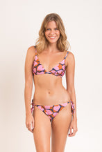 Laad de afbeelding in de Gallery-viewer, Model Front: Rio De Sol Top Top Amore-Pink Tri-Fixo

