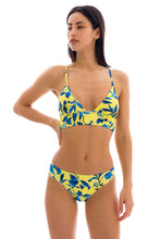 Laad de afbeelding in de Gallery-viewer, Model Front: Rio De Sol Bottom Bottom Lemon Flower Cos Comfort
