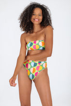 Laad de afbeelding in de Gallery-viewer, Model Front: Rio De Sol Set Set Garden-City Bandeau-Reto Hotpant-Cos
