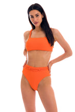 Laad de afbeelding in de Gallery-viewer, Model Front: Rio De Sol Set Set St-Tpz-Tangerina Reto Hotpant-High
