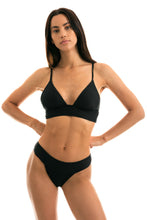 Laad de afbeelding in de Gallery-viewer, Model Front: Rio De Sol Bottom Bottom Cloque Preto Tri Cos
