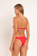 Laad de afbeelding in de Gallery-viewer, Model Back: Rio De Sol Set Set Microfibra-Chic-Red Bandeau-Joy Leblon
