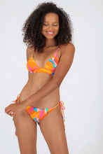 Laad de afbeelding in de Gallery-viewer, Model Front: Rio De Sol Bottom Bottom Orange-Bloom Ibiza
