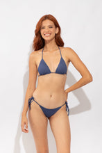 Laad de afbeelding in de Gallery-viewer, Model Front: Rio De Sol Top Top Carmel-Blue Tri-Inv
