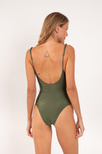 Laad de afbeelding in de Gallery-viewer, Model Back: Rio De Sol One-Piece Shimmer-Croco Hype-Noa
