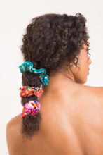 Laad de afbeelding in de Gallery-viewer, Image 04: Rio De Sol Hair Accessory Love-Trip Scrunchie
