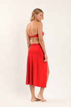 Laad de afbeelding in de Gallery-viewer, Model Back: Rio De Sol Beach Skirt Rouge Long-Skirt-Knot
