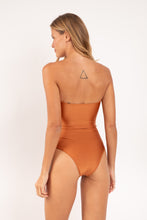 Laad de afbeelding in de Gallery-viewer, Model Back: Rio De Sol One-Piece Shimmer-Nocciola Sara-Op
