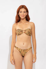 Laad de afbeelding in de Gallery-viewer, Model Front: Rio De Sol Bottom Bottom Yellow-Feline Essential
