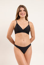Laad de afbeelding in de Gallery-viewer, Model Front: Rio De Sol Top Top Touch-Black Paola
