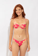 Laad de afbeelding in de Gallery-viewer, Model Front: Wednesday In Hawaii By Rio De Sol Top Top Pua-Guava Shell
