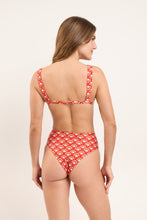 Laad de afbeelding in de Gallery-viewer, Model Back: Rio De Sol Bottom Bottom Floral-Scales Hotpants
