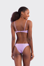 Laad de afbeelding in de Gallery-viewer, Model Back: Rio De Sol Set Set Shimmer-Harmonia Bandeau-Joy Essential
