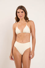 Laad de afbeelding in de Gallery-viewer, Model Front: Rio De Sol Bottom Bottom Off-White Hotpants
