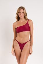Laad de afbeelding in de Gallery-viewer, Model Front: Rio De Sol Top Top Touch-Carmim Isadora
