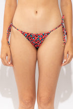 Laad de afbeelding in de Gallery-viewer, Gallery: Rio De Sol Bottom Bottom Coral-Feline Cheeky-Tie
