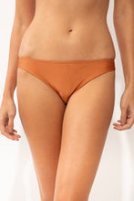 Laad de afbeelding in de Gallery-viewer, Gallery: Rio De Sol Bottom Bottom Shimmer-Nocciola Essential-Comfy
