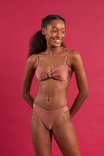 Laad de afbeelding in de Gallery-viewer, Image 08: Rio De Sol Set Set Shimmer-Copper Bandeau-Joy Nice-Fio

