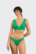 Laad de afbeelding in de Gallery-viewer, Model Front: Rio De Sol Top Top Tambourine Halter-Marina

