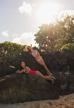 Laad de afbeelding in de Gallery-viewer, Image 13: Wednesday In Hawaii By Rio De Sol Top Top Pua-Hibiscus Kauai
