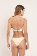 Laad de afbeelding in de Gallery-viewer, Model Back: Rio De Sol Bottom Bottom Touch-Natural Essential

