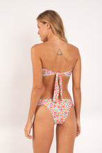 Laad de afbeelding in de Gallery-viewer, Model Back: Rio De Sol Top Top Ditsy-Sky Mavi
