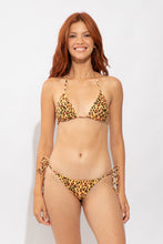 Laad de afbeelding in de Gallery-viewer, Model Front: Rio De Sol Top Top Yellow-Feline Tri-Inv
