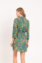 Laad de afbeelding in de Gallery-viewer, Model Back: Rio De Sol Shirtdress Wilds Chemise
