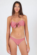 Laad de afbeelding in de Gallery-viewer, Model Front: Rio De Sol Set Set Shimmer-Confetti Bandeau-Knot Essential
