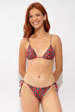 Laad de afbeelding in de Gallery-viewer, Model Front: Rio De Sol Bottom Bottom Coral-Feline Ibiza-Comfy
