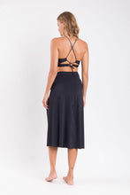 Laad de afbeelding in de Gallery-viewer, Model Back: Rio De Sol Beach Skirt Nero Long-Skirt-Knot
