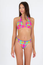 Laad de afbeelding in de Gallery-viewer, Model Front: Rio De Sol Top Top Tulip-Garden Halter-Cos
