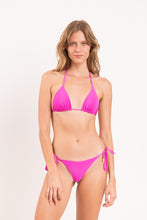 Laad de afbeelding in de Gallery-viewer, Model Front: Rio De Sol Set Set Malibu-Rosa Tri-Inv Cheeky-Tie
