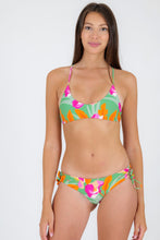 Laad de afbeelding in de Gallery-viewer, Model Front: Rio De Sol Top Top Green-Bloom Bralette
