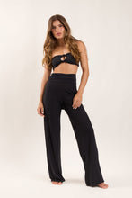 Laad de afbeelding in de Gallery-viewer, Model Front: Rio De Sol Beach Trousers Black Pants Knot
