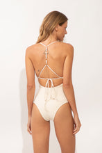 Laad de afbeelding in de Gallery-viewer, Model Back: Rio De Sol One-Piece Malibu-Natural Alani-Op
