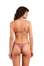 Laad de afbeelding in de Gallery-viewer, Model Back: Rio De Sol Top Top Shimmer-Copper Tri-Fixo
