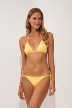 Laad de afbeelding in de Gallery-viewer, Model Front: Wednesday In Hawaii By Rio De Sol Set Set Lilikoi Kauai Kaleia
