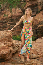 Laad de afbeelding in de Gallery-viewer, Image 11: Rio De Sol Set Set Garden-City Bandeau-Reto Hotpant-Cos
