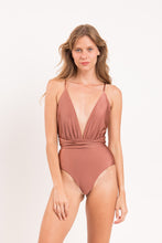 Laad de afbeelding in de Gallery-viewer, Model Front: Rio De Sol One-Piece Shimmer-Copper New Vegas
