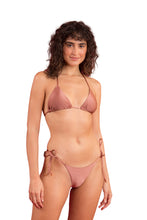 Laad de afbeelding in de Gallery-viewer, Model Front: Rio De Sol Top Top Shimmer-Copper Tri-Inv
