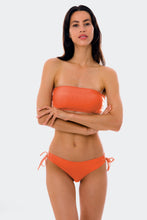 Laad de afbeelding in de Gallery-viewer, Model Front: Rio De Sol Set Set Light-Peach Bandeau-Reto Madrid
