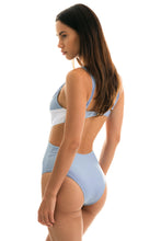 Laad de afbeelding in de Gallery-viewer, Model Back: Rio De Sol One-Piece Garoa Trikini Recorte

