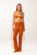 Laad de afbeelding in de Gallery-viewer, Model Front: Rio De Sol Beach Trousers Ferrugo Murana Pants
