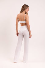 Laad de afbeelding in de Gallery-viewer, Model Back: Rio De Sol Beach Trousers Memphis-White Pants Lana
